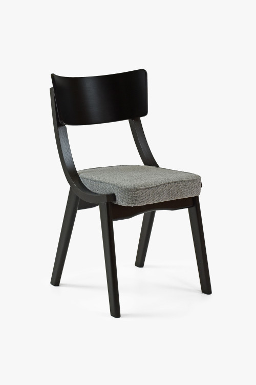 Černá dřevěná jídelní židle