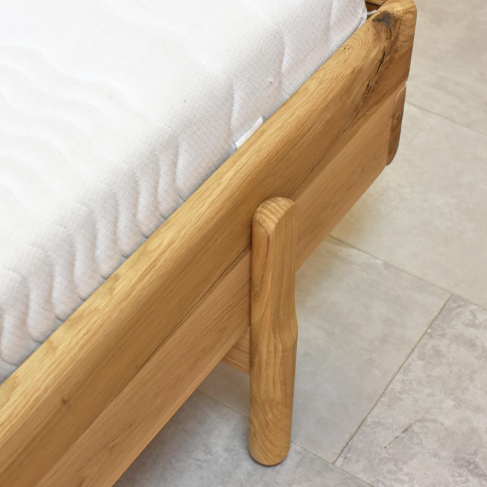 Łóżko dębowe w stylu skandynawskim na nogach 180 x 200 cm Satvar , {PARENT_CATEGORY_NAME - 3