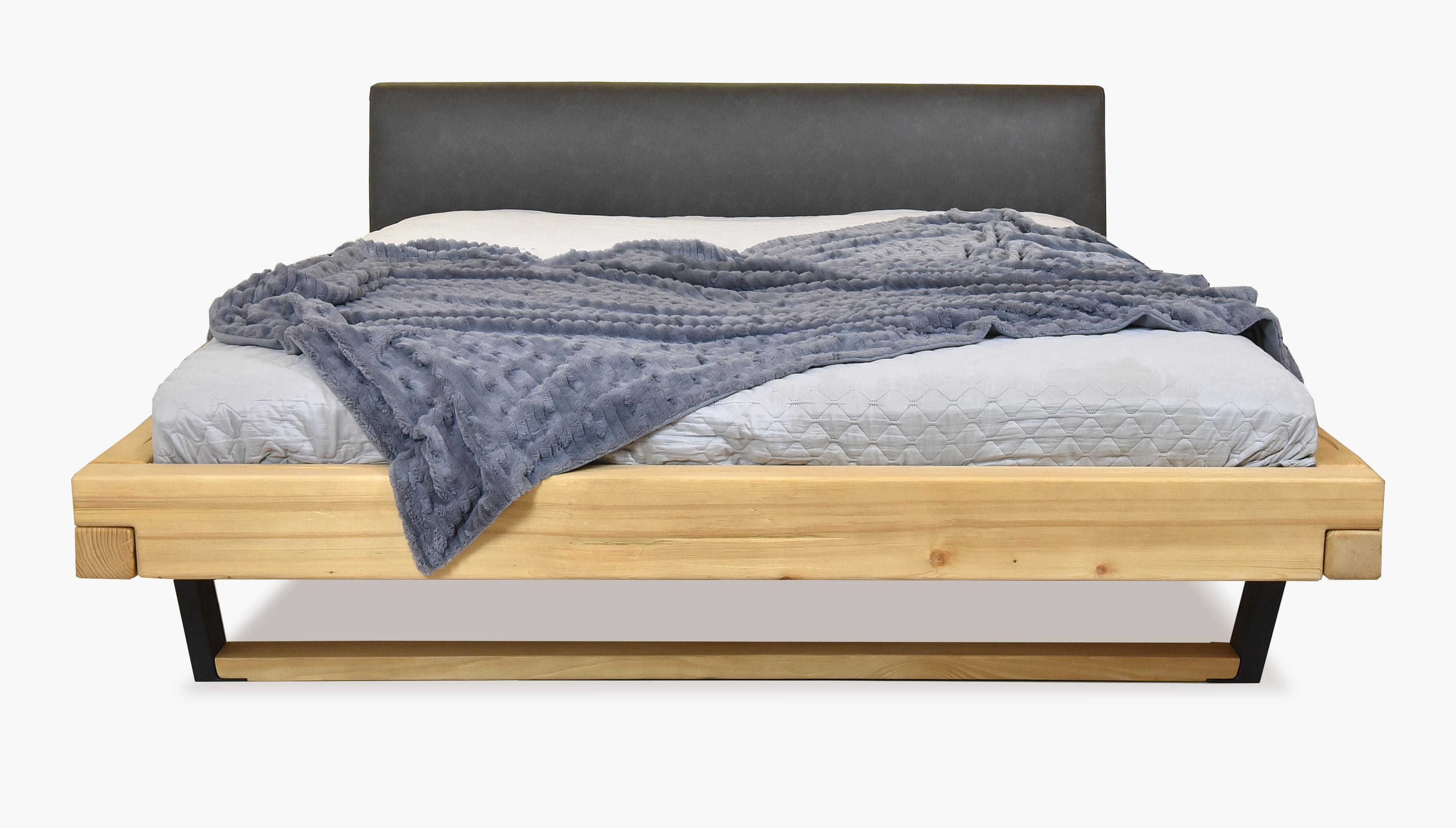 luxusní postel ze dreva s latkovým čelem